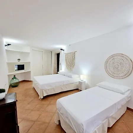 Guest house Elisa Trulliandmore - Pool And Tennis Court