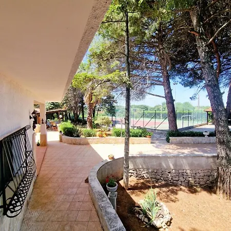 Guest house Elisa Trulliandmore - Pool And Tennis Court